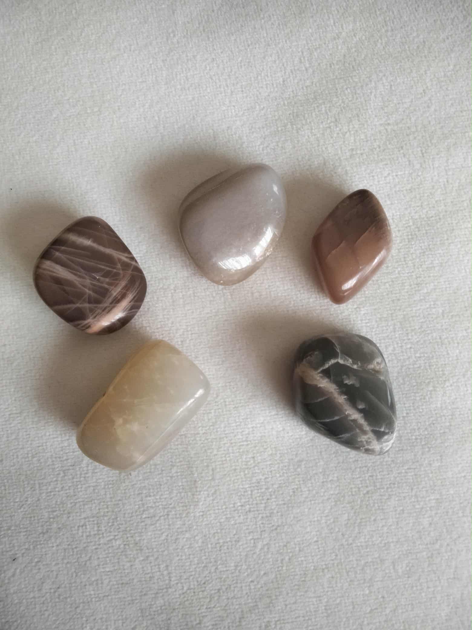 Pierre roulée Pierre de lune de pêche